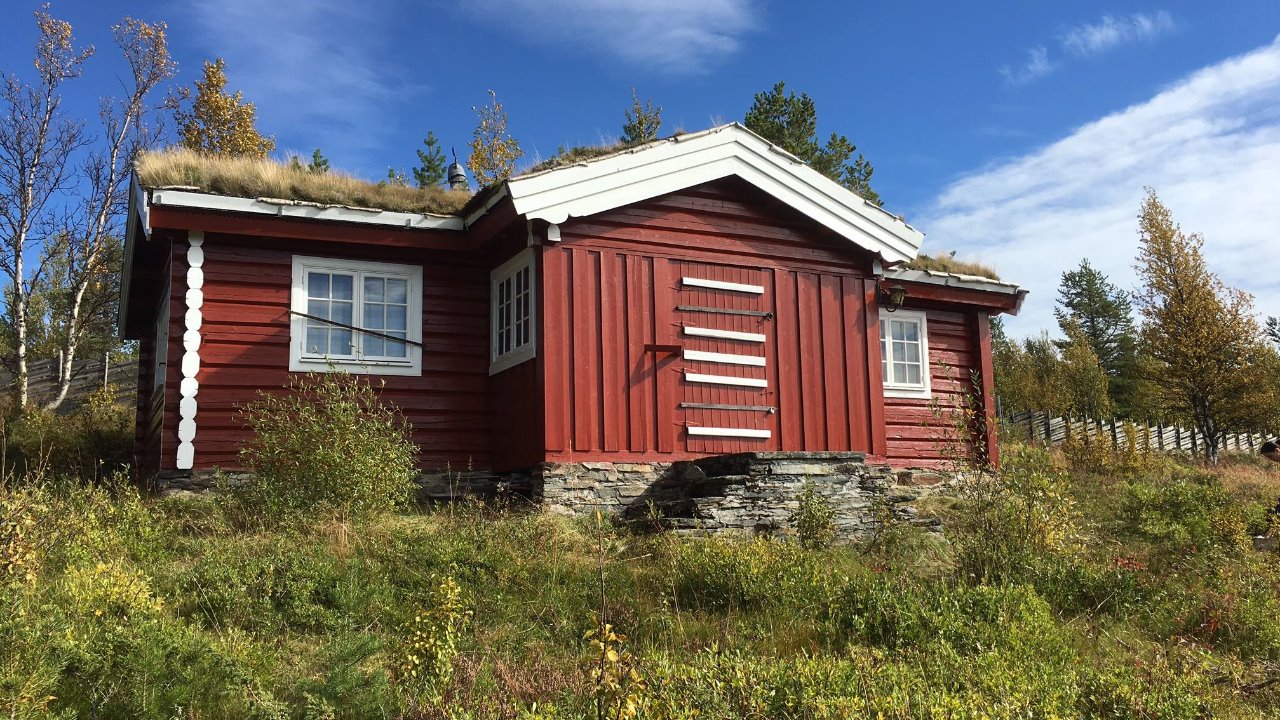 rodmalt-hytte-i-vakre-omgivelser